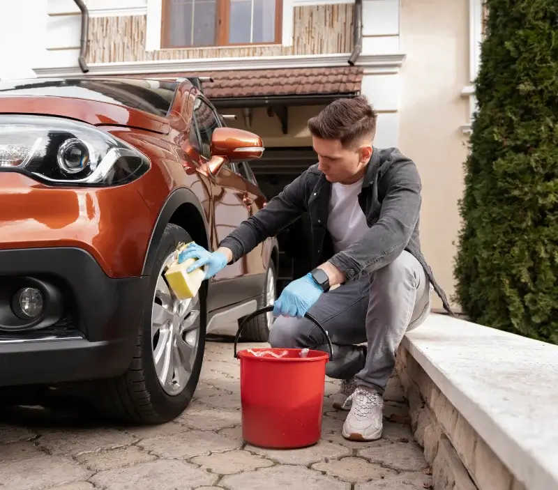Lavage auto à domicile Promilhanes : professionnel intervenant sur un véhicule